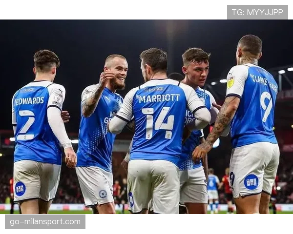 维尔港主场五球大胜，球迷高歌致敬助威！